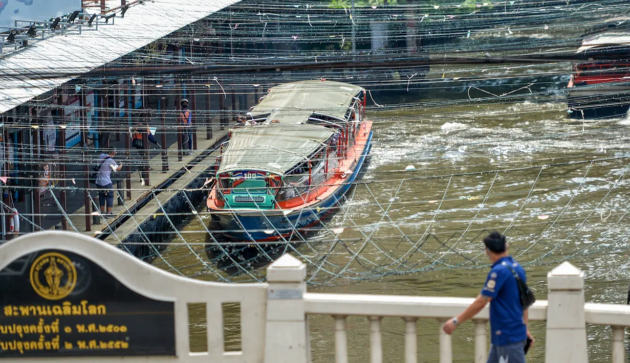 Sebuah perahu berlayar di kanal di Bangkok, ibu kota Thailand, pada 2 September 2020. Menaiki perahu yang berlayar di jalur air yang padat untuk berkeliling kota sudah menjadi bagian dari keseharian warga dan juga menjadi pemandangan kota yang unik. (Xinhua/Zhang Keren)