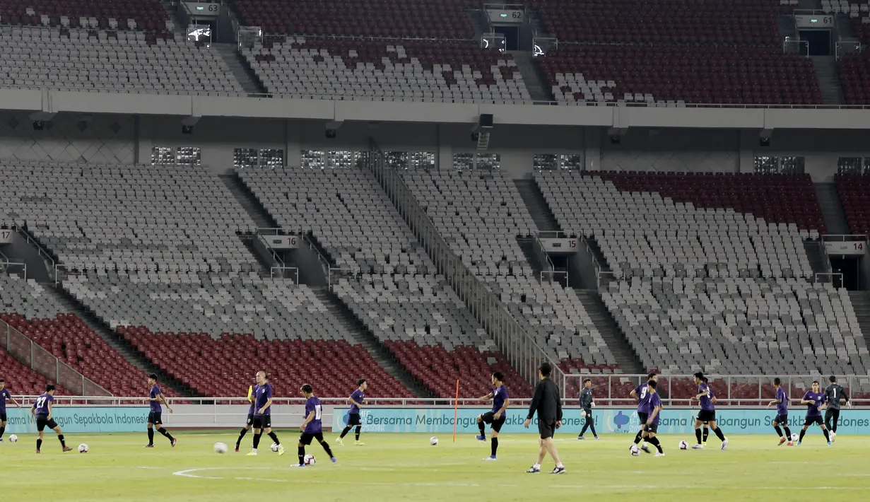 Pemain Thailand saat latihan jelang laga kualifikasi Piala Dunia 2022 di SUGBK, Jakarta, Senin (9/9). Thailand akan berhadapan dengan Indonesia. (Bola.com/M Iqbal Ichsan)