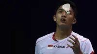 Jonatan Christie tumbang dari lawannya Son Wan Ho pada semifinal Piala Thomas di Kunshan, China (20/5/2016). (AFP/ Johannes Eisele)