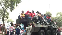 Warga berebut naik Anoa di pameran alutsista TNI