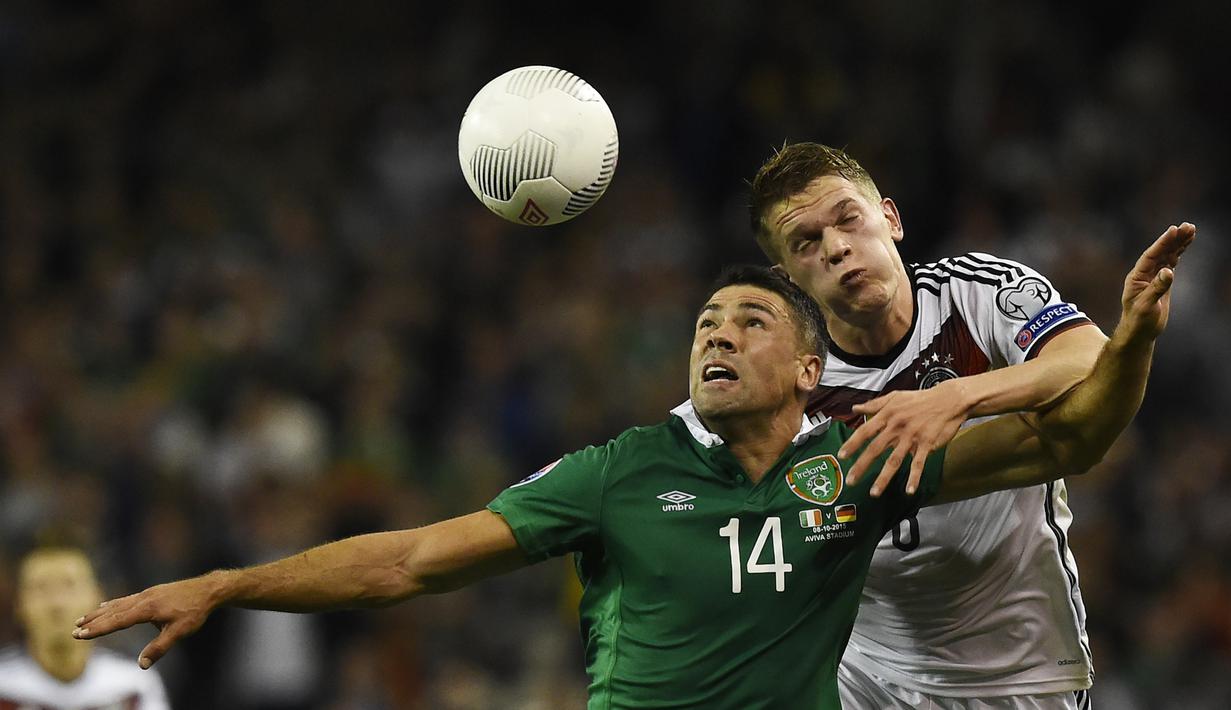 Pemain Jerman Emre Can (kiri) berusaha menyundul bola dari pemain Republik Irlandia David McGoldrick  pada Kualifikasi Piala Eropa 2016 Grup D, di Sation Aviva, Dublin, Kamis (8/10/2015). Jerman menyerah 0-1. (AFP Photo / Tobias Schwarz)