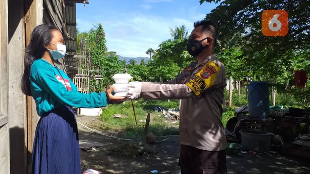 Bhabinkamtibmas Desa Langaleso membagikan paket makanan ke warga