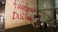 Aksi vandalisme di kantor Facebook Jerman (sumber: theguardian.com)