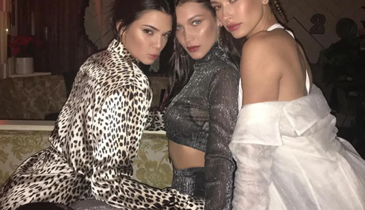 Menurut rumor yang beredar, Bella Hadid meng-unfollow akun Instagram Selena Gomez lantaran tidak terima dengan jalinan cinta Selena Gomez dan The Weeknd. (Instagram/bellahadid)