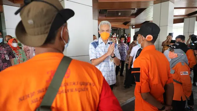 Gubernur Jawa Tengah Ganjar Pranowo saat mengecek bantuan sayuran yang akan dikirim ke korban bencana Jatim. (Foto: Liputan6.com/Felek Wahyu)