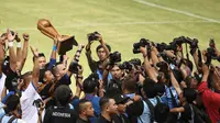Para Pemain Persib Bandung merayakan juara Piala Presiden 2015 di Stadion Gelora Bung Karno, Jakarta, Minggu (18/10/2015). (Bola.com/Nicklas Hanoatubun). 