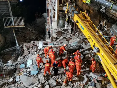 Petugas penyelamat sedang menggali sisa-sisa hotel yang runtuh untuk mencari korban selamat  di Suzhou di Provinsi Jiangsu, China timur (12/7/2021). Insiden itu menyebabkan setidaknya satu orang tewas dan 10 lainnya hilang, lapor kantor berita negara CCTV. (AFP/CNS)