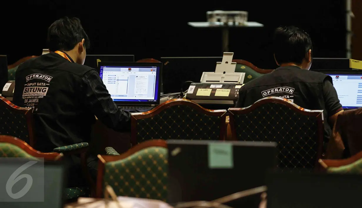 KPUD Jakarta melakukan hitung cepat secara rill (real count) melalui scan C1 di Aula Bina Karya, Hotel Bidakara, Jakarta, Rabu (16/2). Perhitungan dilakukan dengan cara input data sistem informasi perhitungan suara (Situng). (Liputan6.com/Faizal Fanani)