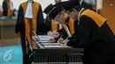 Enam Hakim Agung baru menandatangi dokumen pelantikan di Gedung sekretariat MA, Jakarta, Rabu (5/8/2015). Pelantikan tersebut yang dipimpin Ketua Mahkamah Agung (MA) Muhammad Hatta Ali. (Liputan6.com/Faizal Fanani)