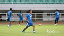 Atep melakukan pemanasan sebelum berlatih bersama timnya jelang perebutan tempat ketiga Piala Presiden 2017 melawan Semen Padang di Stadion Pakansari, Bogor, Jumat (10/3/2017). (Bola.com/Nicklas Hanoatubun)