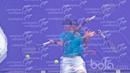 Aksi David Susanto  melepaskan pukulan kearah Enzo Couacaud pada laga perdelapan final Combiphar Indonesia Open 2017 di Hotel Sultan, Rabu (8/2/2017). Enzo mengalahkan David 4-6, 6-3, 6-4. (Bola.com/Nicklas Hanoatubun)