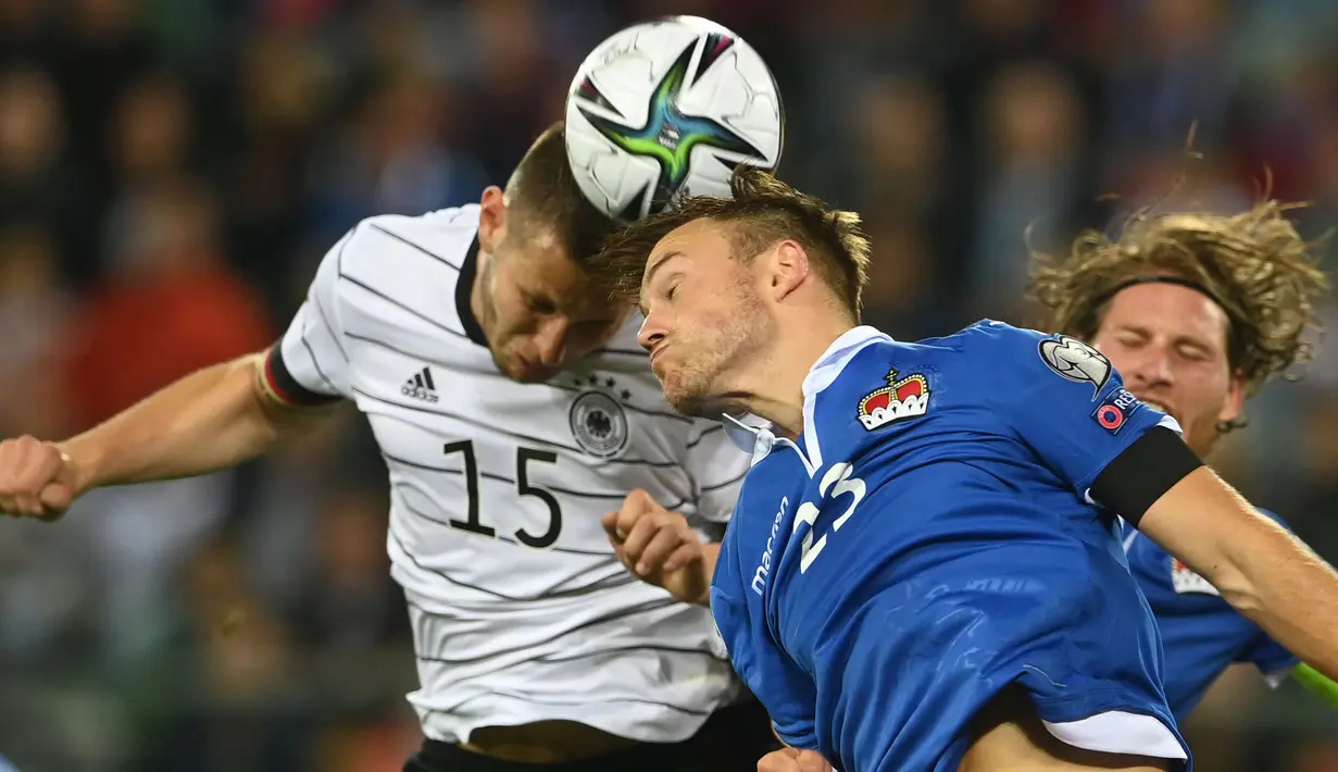 Sebagai tim tamu, Leichtenstein mengawali laga dengan buruk. Mereka bahkan harus bermain dengan 10 orang di menit kesembilan usai Jens Hofer (kanan) dikartu merah oleh wasit. Hofer mengangkat kakinya hingga mengenai wajah Leon Goretzka di kotak terlarang. (AFP/Christof Stache)