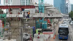 Pekerja mengerjakan proyek pembangunan LRT Jabodebek di Jalan Rasuna Said Kuningan, Jakarta, Kamis (14/2). Sejauh ini, perkembangan proyek pembangunan LRT Jabodebek fase I hingga Januari 2019 telah mencapai 56,1 persen.(Merdeka.com/Imam Buhori)