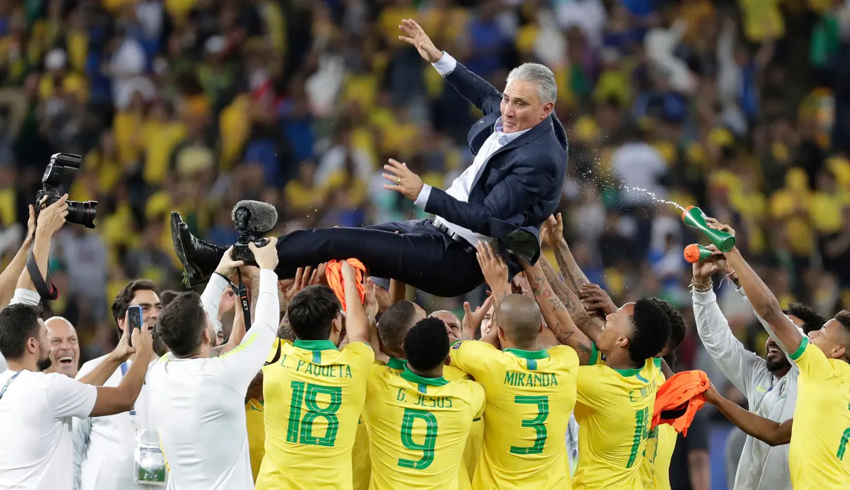 Pelatih timnas Brasil, Tite dilemparkan ke udara oleh anak asuhnya saat merayakan gelar juara Copa America 2019 setelah mengalahkan Peru pada partai final di Maracana Stadium, Senin (8/7/2019) dini hari WIB. Brasil sukses mengangkat trofi Copa America 2019 usai mengalahkan Peru 3-1. (AP/Leo Correa)
