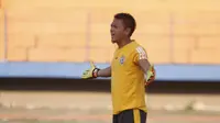 Mantan kiper Persib, Dedi Haryanto, yang memperkuat klub As Pontaleste di liga Timor Leste pada musim 2016-2017. (Bola.com/Robby Firly)