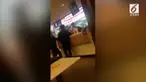 Terlalu lama menunggu pesanan makanannya datang, seorang pria malah marah-marah dan melempar pesanannya ke wajah pelayan.