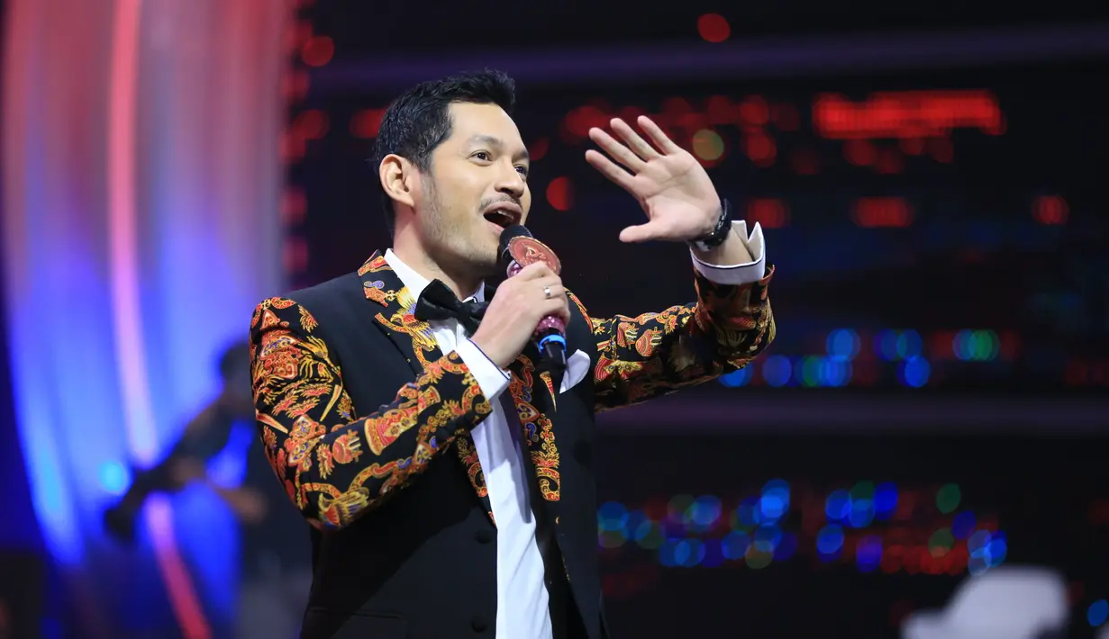 Aktor Evan Sanders, namanya sukses melaju ke babak berikutnya di Grup A di ajang Dangdut Academy Celebrity 2. Membuka penampilannya, Evand Sander tampil dengan elegan jas hitam dipadu batik pada lengannya. (Adrian Putra/Bintang.com)