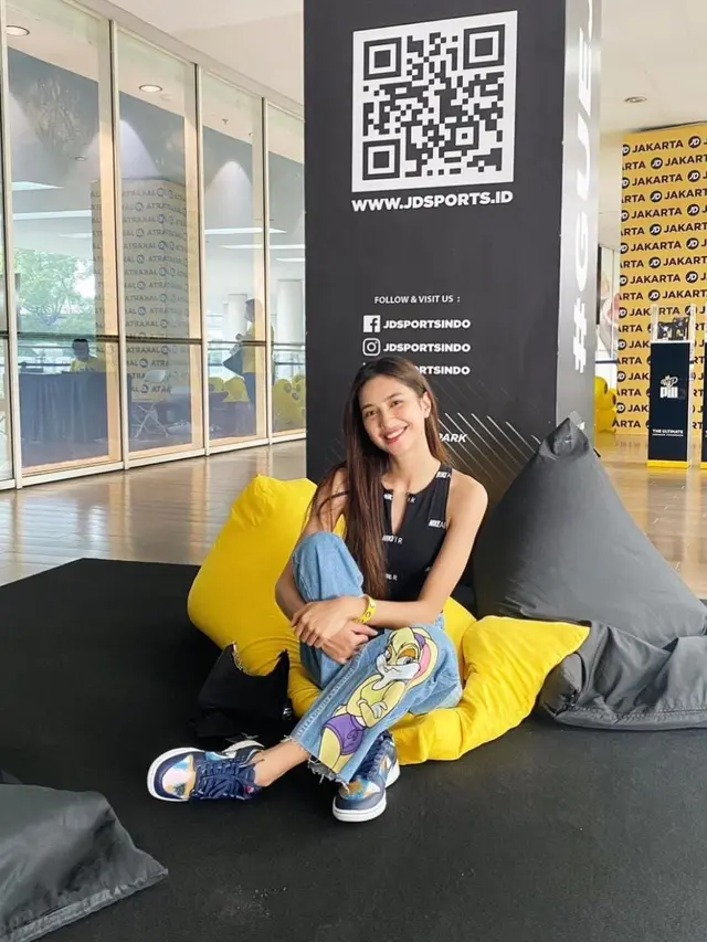 Inspirasi Outfit Santai Mikha Tambayong