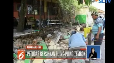 Dua orang tewas setelah tembok SD Negeri 141, Kecamatan Bukitraya, Pekanbaru, Riau, ambruk. Puing-puing tembok pun mulai dibersihkan petugas Dinas Kebersihan Kota Pekanbaru.