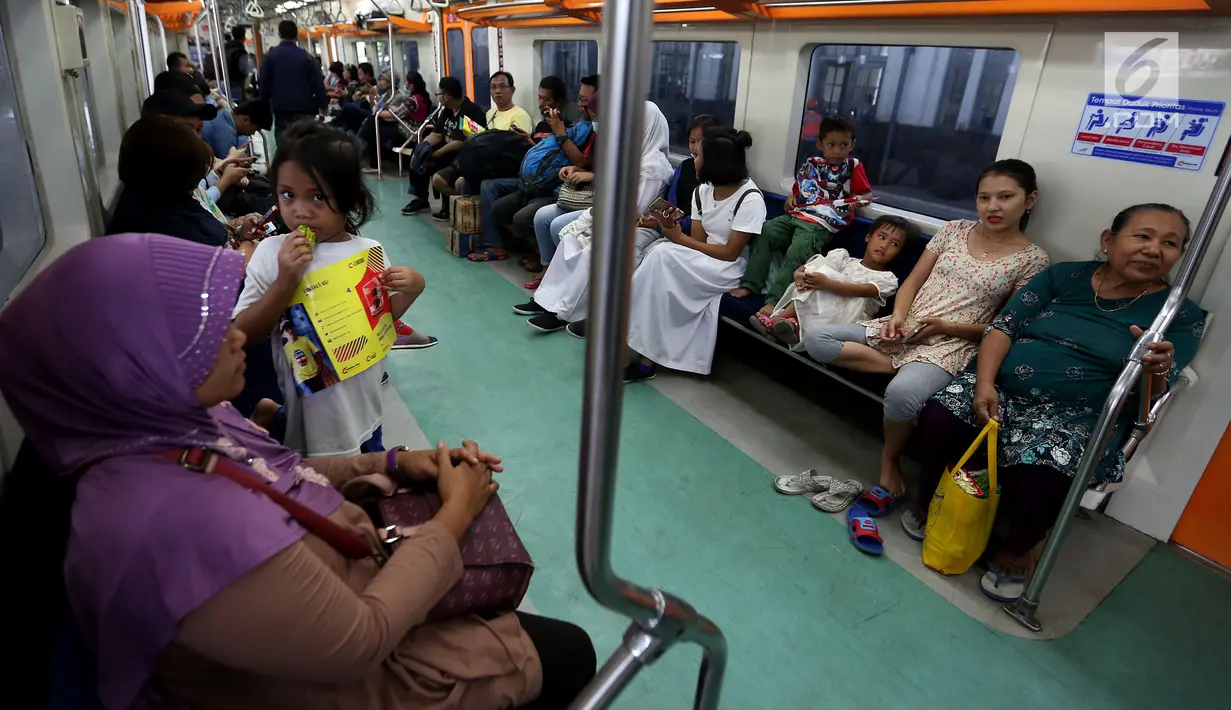Aktivitas penumpang KRL Commuter Line di Stasiun Tanjung Priok, Jakarta, Kamis (17/8). Pada hari ini PT KCJ memberikan gratis tiket Kartu Multi Trip (KMT) KRL Commuter Line Jabotabek untuk memperingati HUT Kemerdekaan RI Ke 72. (Liputan6.com/Johan Tallo)