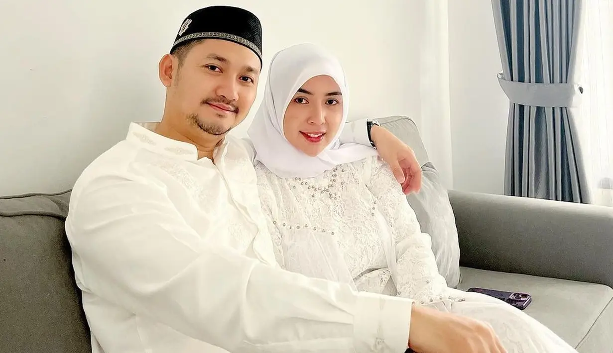 Setelah resmi menikah beberapa hari lalu, Angga Wijaya tahun ini bisa merayakan Idul Adha bersama keluarga barunya. Kebahagiaan begitu terlihat dari mantan suami Dewi Perssik ini. [Instagram/anggawijaya88]