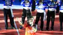 Penyanyi Kikan menghibur penonton pada Pembukaan Proliga 2016 putaran pertama yang berlangsung meriah di GOR Ken Arok, Malang, Jumat (19/2/2016). (Bola.com/Nicklas Hanoatubun)