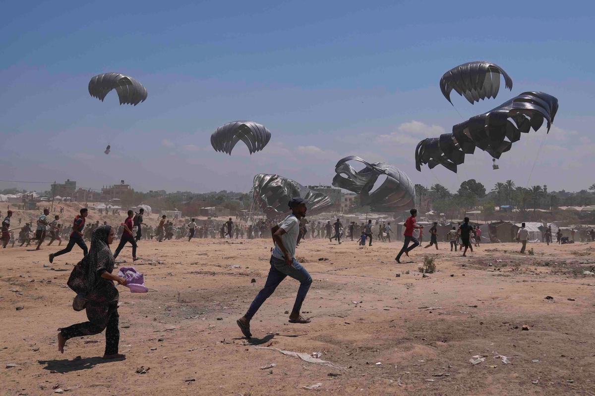FOTO: Perjuangan Warga Gaza Berebut Bantuan dari Langit