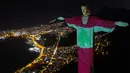 Patung Christ the Redeemer terlihat diterangi dengan bendera nasional Lebanon di Rio de Janeiro, Brasil, Kamis (6/8/2020). Tindakan tersebut sebagai bentuk solidaritas bagi para korban ledakan dahsyat yang mengguncang ibu kota Lebanon, Beirut pada Selasa (4/8) lalu. (AP Photo/Leo Correa)