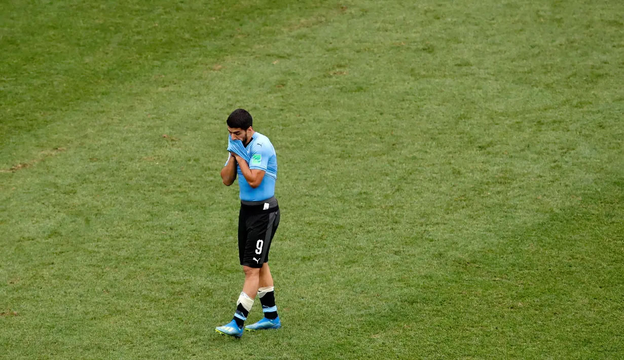 Striker Uruguay, Luis Suarez bereaksi setelah kalah atas Prancis pada akhir laga perempat final Piala Dunia 2018 di Nizhny Novgorod Stadium, Jumat (6/7). Timnas Uruguay tersingkir usai ditumbangkan Prancis dua gol tanpa balas. (AP/Hassan Ammar)