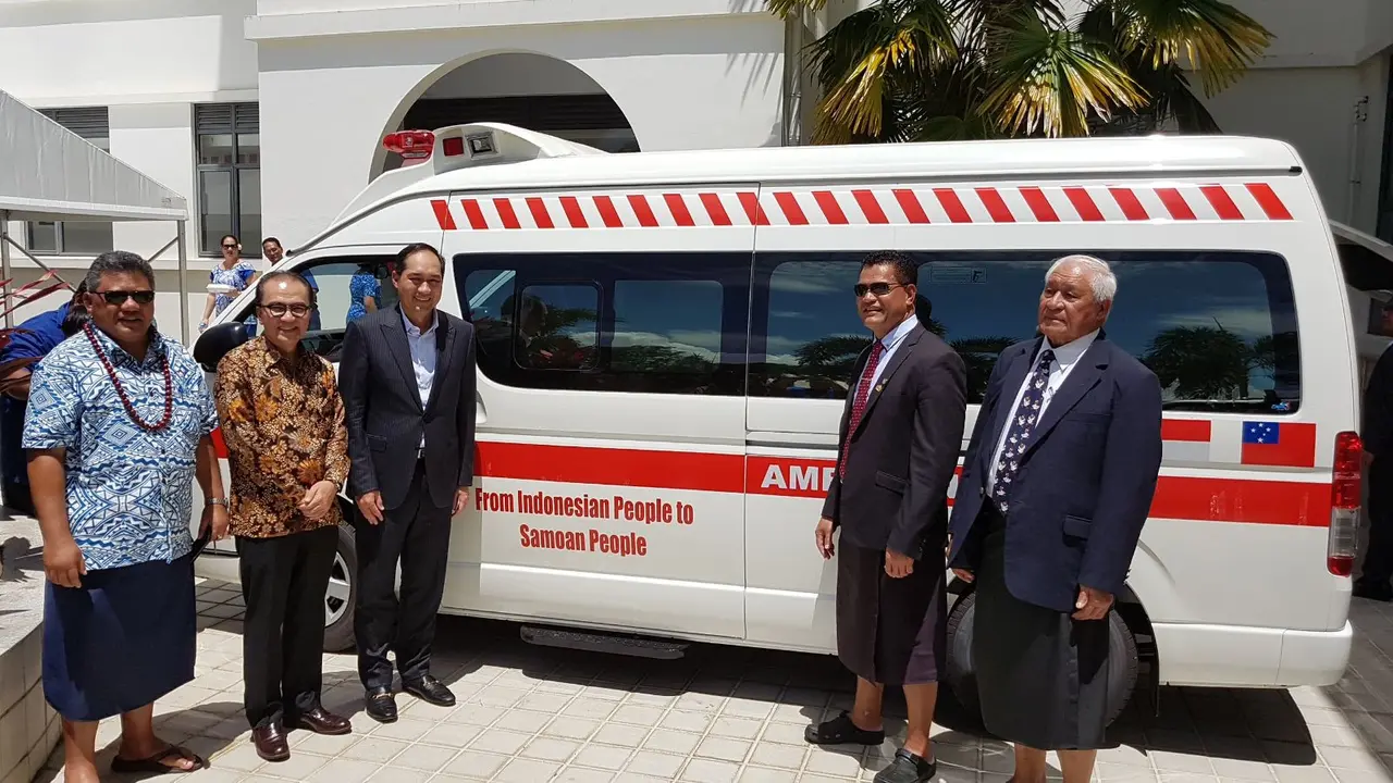 Utusan khusus pemerintah Republik Indonesia menyerahkan bantuan dua unit ambulans kepada pemerintah Samoa (Sumber: Istimewa)