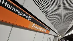 Tanda di stasiun kereta bawah tanah U3 Herrengasse (Jalan pria) ditutup dengan tanda sementara Frauengasse (Jalan wanita) untuk menandai Hari Perempuan Internasional di Wina, Austria, Rabu (8/3/2023). Dalam bahasa Inggris, ini berarti mengubah nama dari "Men's Lane" menjadi "Women's Lane". (JOE KLAMAR / AFP)