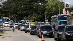 Kemacetan kendaraan saat pemberlakuan sistem buka tutup jalan menuju Pelabuhan Merak, Cilegon, Banten, Jumat (29/4/2022). Sistem buka tutup tersebut membuat kemacetan panjang hingga ke dalam Tol Tangerang-Merak. (Liputan6.com/Angga Yuniar)