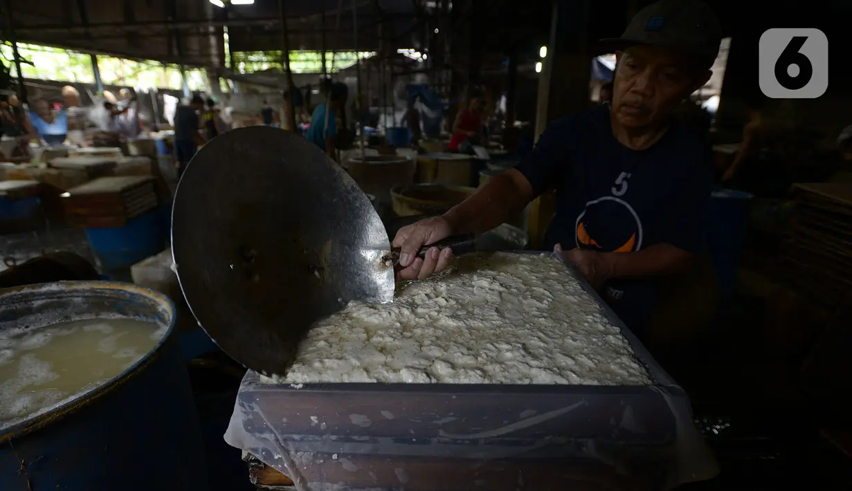 Pekerja memproduksi tahu di industri rumahan, kawasan Duren Tiga, Jakarta, Selasa (15/9/2020). Pemerintah telah menggelontorkan anggaran sebesar Rp 692,2 triliun untuk program Pemulihan Ekonomi Nasional (PEN). (merdeka.com/Imam Buhori)
