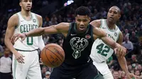 Pertandingan antara Boston Celtics kontra Milwaukee Bucks dalam lanjutan kompetisi NBA musim ini. (Foto: Michael Dwyer/AP)