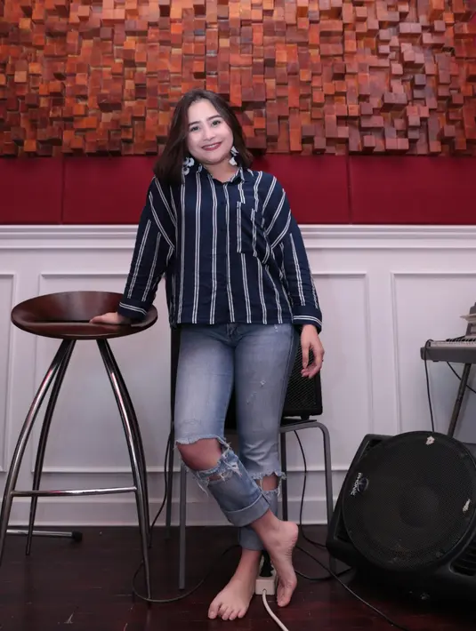 "Sumpah aku dari dulu mau nyanyiin lagu the Melly, apalagi nyanyi buat soundtrack lagu Danur. Dan semua yang aku pengen jadi satu, nyanyi lagu the Melly, nyanyi buat soundtrack Danur juga," pungkas Prilly Latuconsina. (Nurwahyunan/Bintang.com)