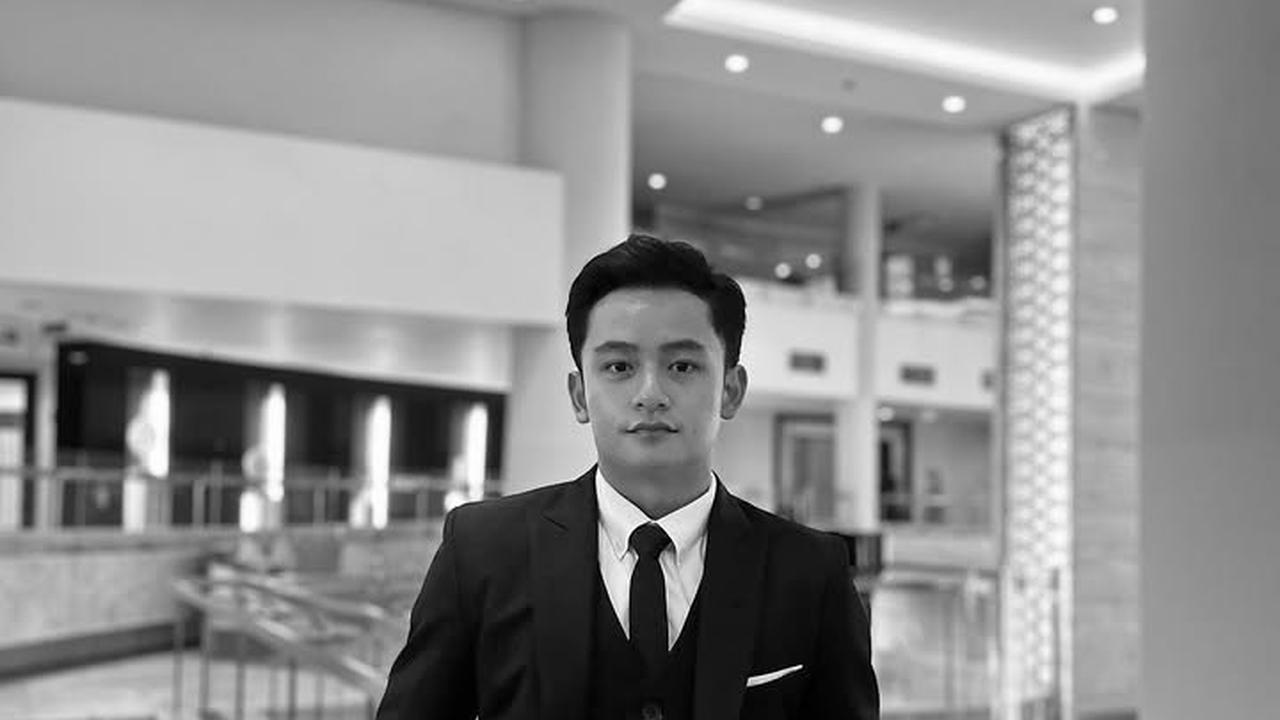 Bukan dengan Lyodra, 7 Potret Randy Martin Kondangan Bareng Sosok Tersayang Ini - Tampil Formal Pakai Setelan Jas