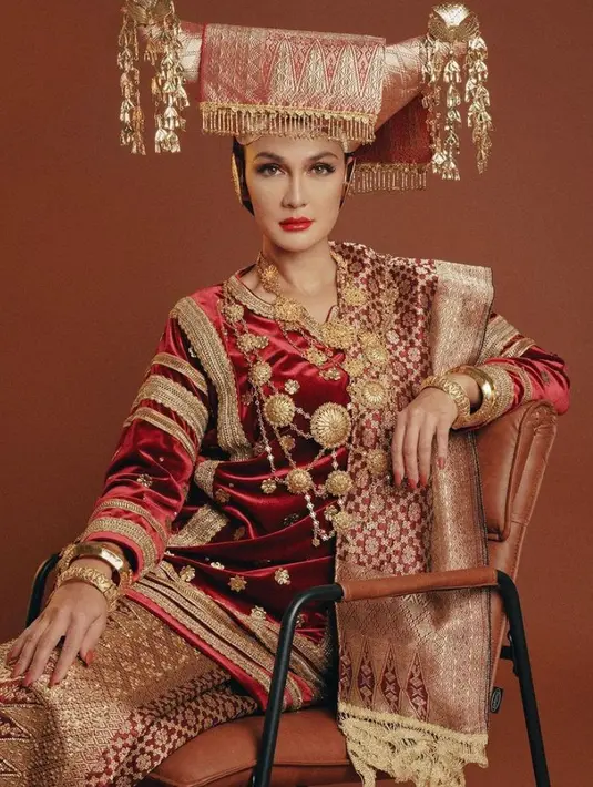 Memeriahkan HUT ke-77 RI, Luna Maya tampil dengan beragam busana adat. Salah satunya adalah busana adat Minang. (Instagram/Winstongomez)