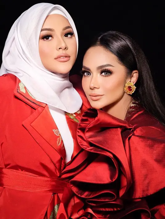 Foto yang dibuat dalam rangka kolaborasi project ATTA Halilintar menyambut Hari Kemerdekaan RI ini langsung diserbu komentar netizen se-Indonesia yang memuji kemiripan ibu dan anak tersebut. (Instagram @dhirmanputra)