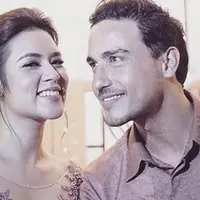 Meski demikian, berkas pasangan ini sudah lengkap. Begitu juga dengan calon mempelai lelaki  yang tercatat sebagai pemegang paspor Australia. Pasangan ini akan dinikahkan oleh KUA Tanah Abang. (Instagram/hamishdw)