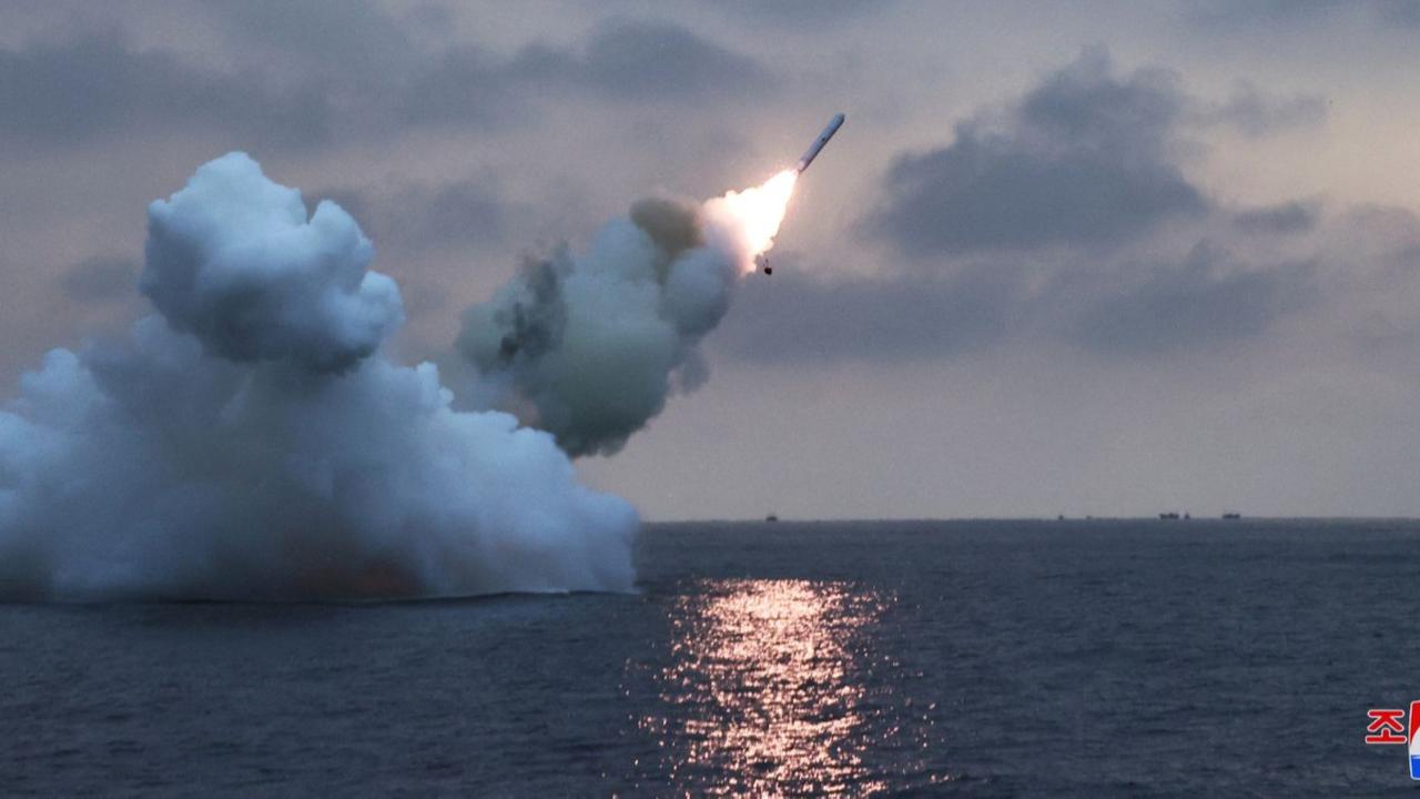 Dari pantauan yang diambil dari lokasi yang dirahasiakan terlihat rudal jelajah yang diuji coba diluncurkan dari kapal selam oleh pemerintahan Kim Jong-un.<br>(Foto KCNA via REUTERS)<br>