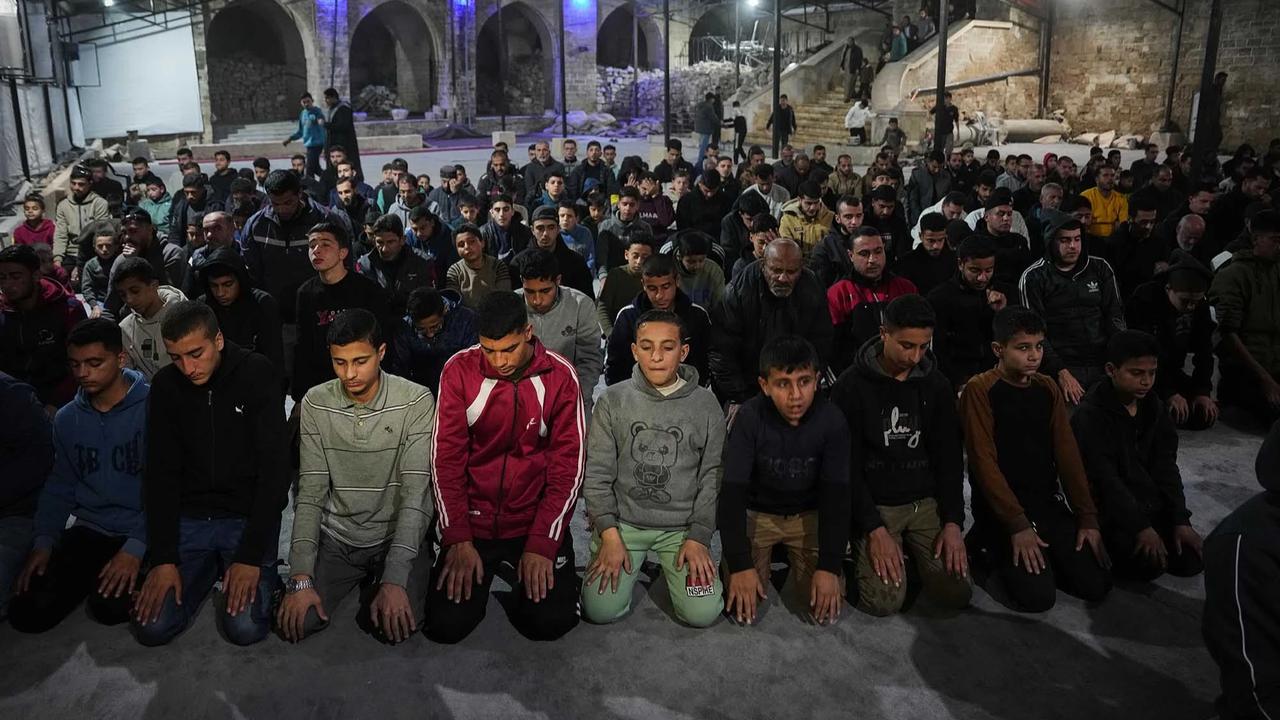 FOTO: Warga Gaza Sambut Ramadan dengan Tarawih di Masjid Terdampak Perang