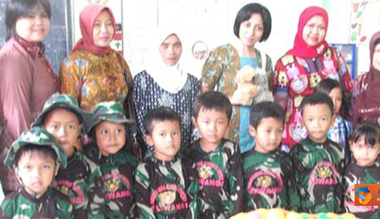 Citizen6, Bandung: Pada kesempatan tersebut, Ketua Persit Kartika Chandra Kirana Cab XX memberikan bantuan APE dalam, berupa bola-bola kecil untuk anak TK yang diterima oleh Kepala Sekolah. (Pengirim: Pendam3)