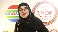 Penyanyi dangdut Elvy Sukaesih berpose seusai jumpa pers Liga Dangdut Indonesia di SCTV Tower, Jakarta, Jumat (12/1). Peserta Liga Dangdut Indonesia akan dikomentari langsung oleh dewan dangdut dan promotor. (Liputan6.com/Herman Zakharia)