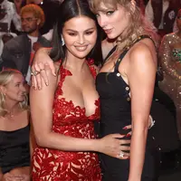 Selena Gomez dan Taylor Swift. [Foto: TPG Images]