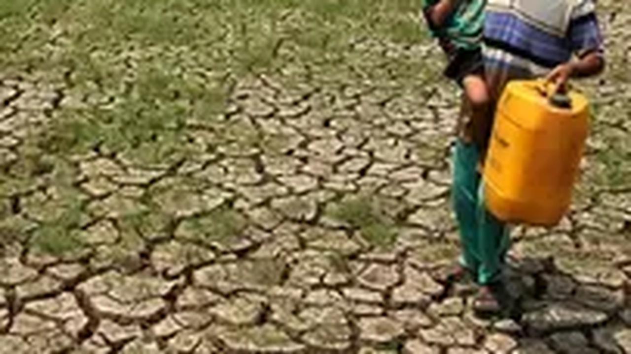Musim kemarau panjang yang tak kunjung usai membuat krisis air di beberapa daerah di Jateng bertambah parah.&nbsp;