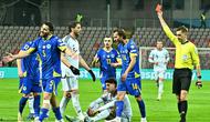 Bek Timnas Italia, Alessandro Bastoni, mendapatkan kartu merah dalam laga kontra Bosnia-Herzegovina pada final playoff Piala Dunia 2026. (Elvis BARUKCIC / AFP)