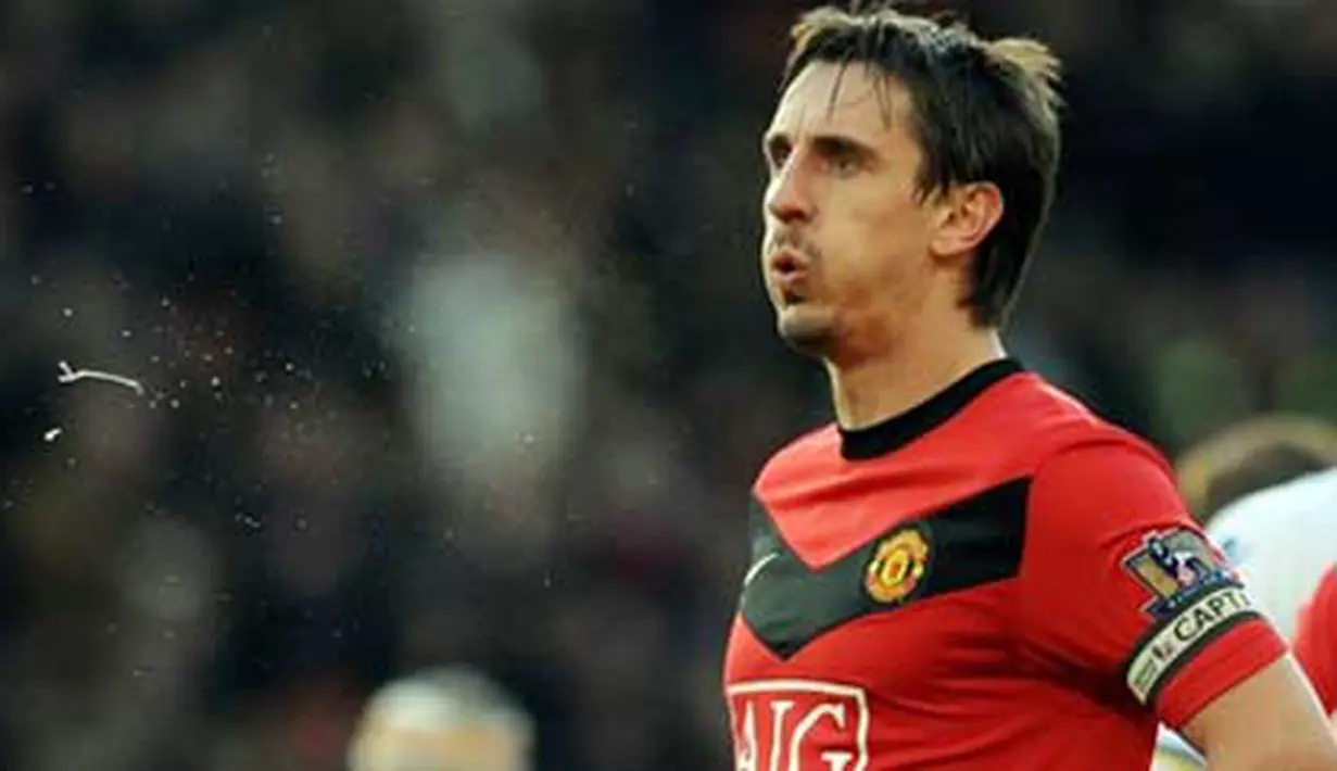 Raut wajah kapten MU, Gary Neville melihat para suporter Leeds United di ajang putaran ketiga FA Cup yang berlangsung di Old Trafford, 3 Januari 2010. MU kalah 0-1. AFP PHOTO/PAUL ELLIS