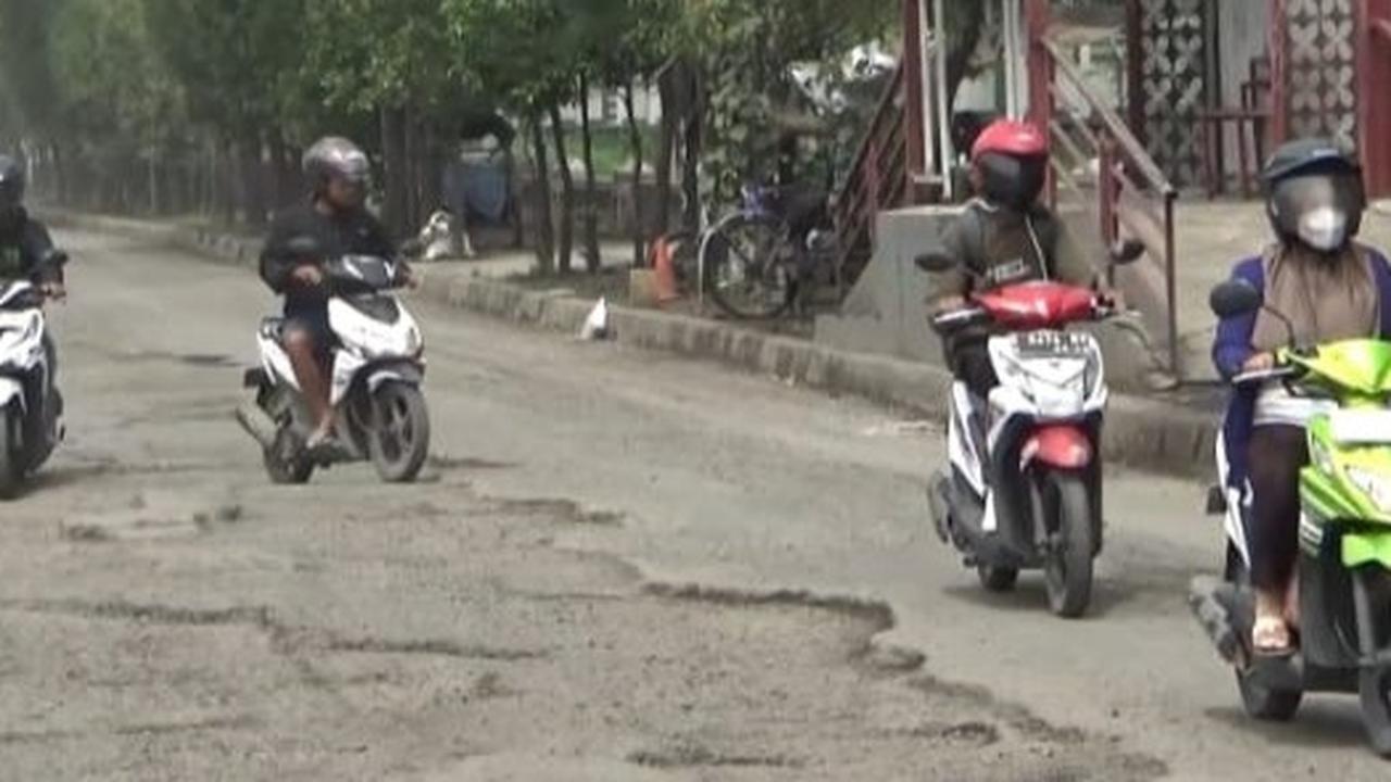 Ngerinya Jalan Berlubang di Jateng, Nekat Terabas Bikin As Mobil Patah
