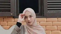 Padu Padan Fashion Cream dan Pashmina Plisket untuk Gen-Z, Elegan Tanpa Batas