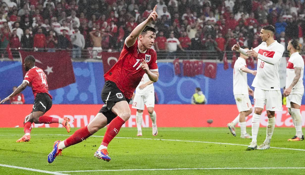 Selebrasi striker Timnas Austria, Michael Gregoritsch setelah menjebol gawang Timnas Turki pada laga babak 16 besar Euro 2024 di Red Bull Arena, Leipzig, Jerman, Rabu (3/7/2024). (AP Photo/Martin Meissner)